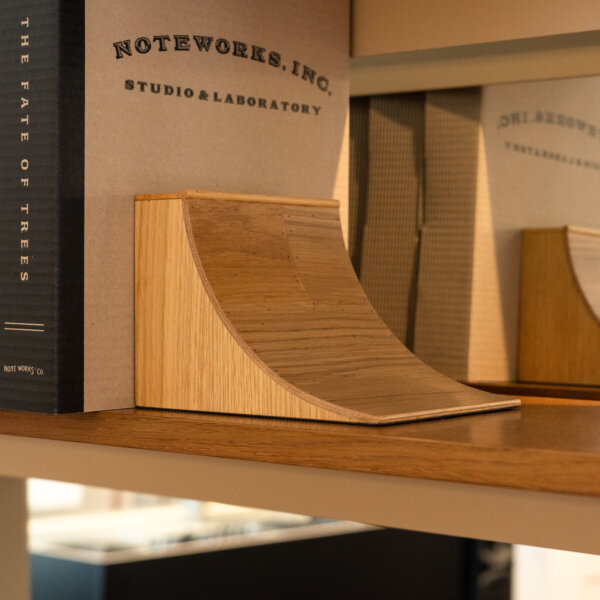 スケートブックスタンドR (オーク素材) NOTEWORKS