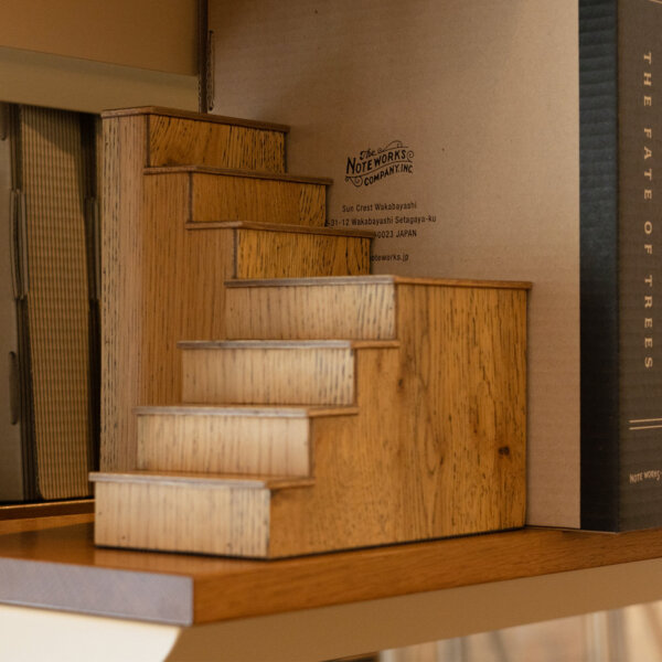 スケートブックスタンド ステア (オーク材突板) NOTEWORKS